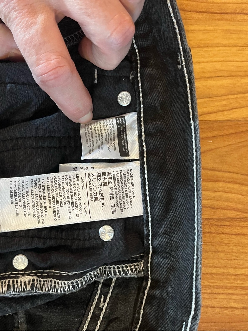 Levi’s women’s Black Straight-Leg Jeans - Picture 10 of 11
